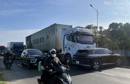 Ảnh TNGT: Nghi vượt ở điểm mù xe tải, VinFast VF8 bị đẩy quay ngang giữa đường