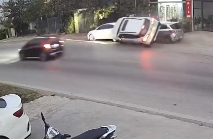 Clip TNGT: Toyota Corolla Cross lật nghiêng không tưởng giữa đường