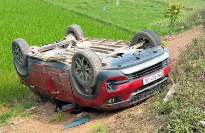 Ảnh TNGT: KIA Seltos lật ngửa dưới ruộng sau khi va chạm với xe máy