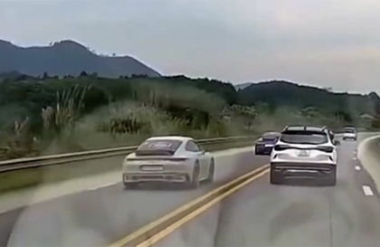 Ý thức Giao thông: Đoàn Porsche vượt ẩu trên cao tốc Hà Nội - Lào Cai được 