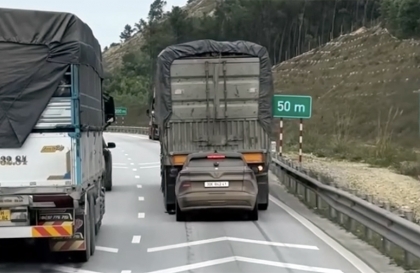 Clip TNGT: Xe tải lôi sềnh sệch VinFast VF 6 lên đèo vì đâm dính liền vào đuôi xe sau tai nạn