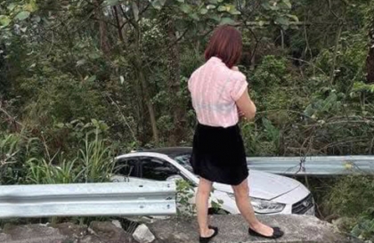 Ảnh TNGT: Lại thêm Hyundai Accent văng xuống vực khi đổ đèo Tam Đảo