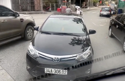 Ý thức giao thông: Thanh niên cầm lái Toyota Vios 34A 30602 thản nhiên đỗ xe giữa đường như ở nhà