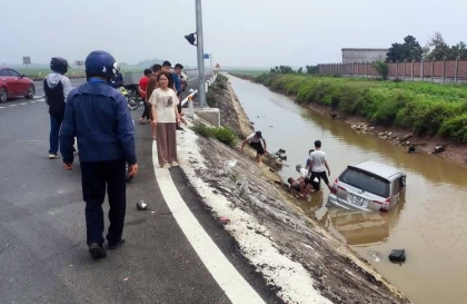 Ảnh TNGT: Toyota Innova lao xuống sông sau khi đâm lật xe cứu thương