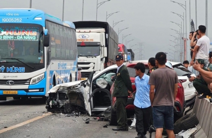 Clip TNGT: Howo tự nhiên ăn đòn oan vì Toyota Corolla Cross đâm vào Mazda CX-5