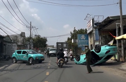 Clip TNGT: MG5 lật ngửa sau khi đối đầu VinFast VF 5