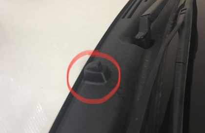 Toyota Rush yếu vòi xịt kính thì khắc phục sao ạ?