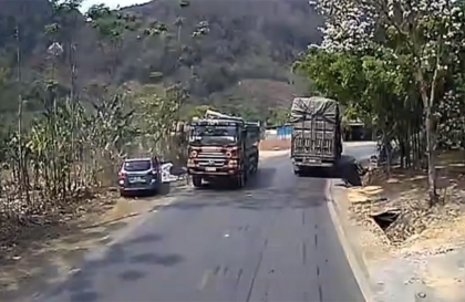 Clip TNGT: Vượt ẩu ở khúc cua, tài xế Santa Fe ấn nút tự huỷ vào đống gạch