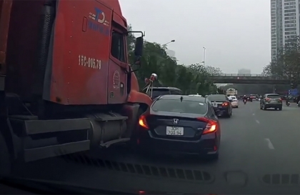 Clip TNGT: Honda Civic đen quá đen vì chuyển làn đúng điểm mù xe tải