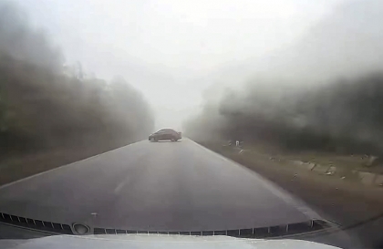 Clip TNGT: Đường đèo sương mù và trơn trượt, Hyundai Grand i10 nhẹ chân cũng đã làm xiếc