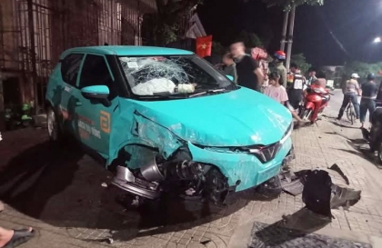 Ảnh TNGT: Túi khí làm việc tốt khi VinFast VF 5 đâm đổ tường nhà dân