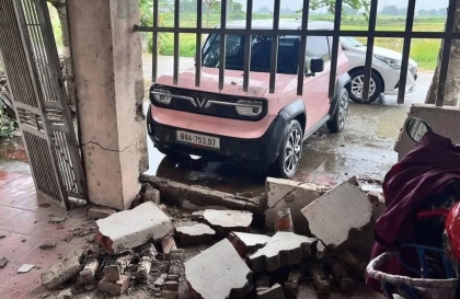 Ảnh TNGT: Không làm chủ tốc độ, VinFast VF 3 húc đổ tường rào nhà dân