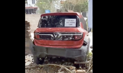Clip TNGT: Nghi nhầm chân ga, VinFast VF 3 lùi đổ tường nhà dân