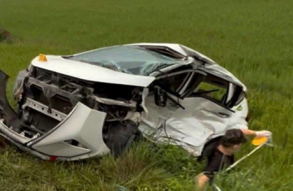 Ảnh TNGT: Tài xế nhanh chân dời khỏi hiện trường sau khi đâm một chiếc Mitsubishi Xpander văng xuống ruộng