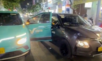 Clip TNGT: Gà nhà đá nhau - Xanh e34 mở cửa bất cẩn khiến Xanh VF 5 lĩnh đủ