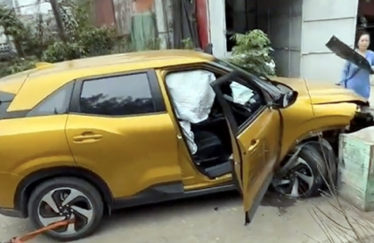 Clip TNGT: Mitsubishi Xforce gãy càng trước, bung túi khí vì tài xế đâm vào cục bê tông