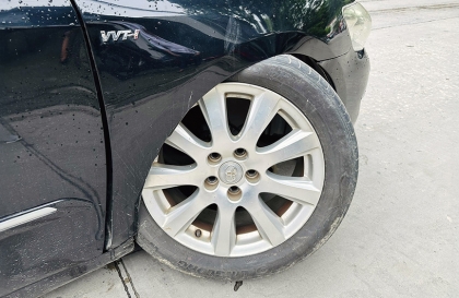 Clip TNGT: Toyota Camry đang đi gãy gục bánh trước, nguyên nhân rất trớ trêu