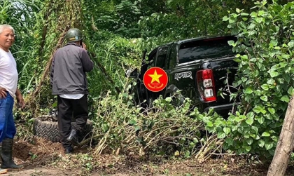 Clip TNGT: Đâm vào VinFast VF e34, Ford Ranger mất lái chui tọt vào vườn cây