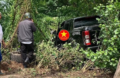 Clip TNGT: Đâm vào VinFast VF e34, Ford Ranger mất lái chui tọt vào vườn cây