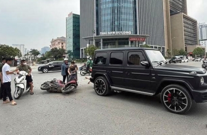 Ảnh TNGT: Người phụ nữ đi xe máy đâm vào hông Mercedes-AMG G63, húc vỡ kính chắn gió