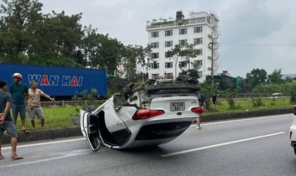 Ảnh TNGT: KIA Cerato lật ngửa trên cao tốc Hà Nội _ Thái Nguyên sau đọ sức cùng Howo?