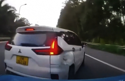Clip TNGT: Mitsubishi Xpander chuyển làn ẩu bị VinFast VF 3 đâm bẹp đuôi