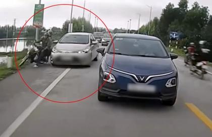 Clip TNGT: Loi choi tạt đầu VinFast VF 5, Toyota Vios lĩnh đủ vì vượt ẩu