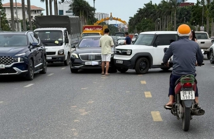 Ảnh TNGT: VinFast VF 3 sang đường, đâm thẳng vào đầu Mercedes-Maybach