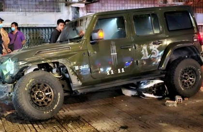 Ảnh TNGT: Jeep Wrangler Sahara mất lái lao qua dải phân cách, đâm hàng loạt người đi đường