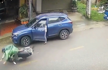 Clip TNGT: Lại thêm trường hợp mở tài xế KIA Seltos cửa xe bất cẩn gây tai nạn