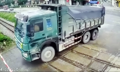 Clip: Tài xế 36C 03454 tự tay đạp đổ bát cơm