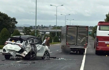 Ảnh TNGT: Toyota Raize biến dạng khi bị xe khách thông từ phía sau trên cao tốc Liên Khương