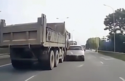 Clip TNGT: Dằn mặt VinFast VF 5 đi ẩu, tài xế xe tải mang hoạ