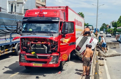 Clip TNGT: Giải cứu thành công ba người trong Toyota Camry bị công-ten-nơ kẹp cứng vào dải phân cách