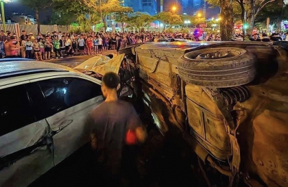 Clip TNGT: Say rượu, tài xế Honda BR-V đâm hàng loạt người đi đường tại Hà Nội