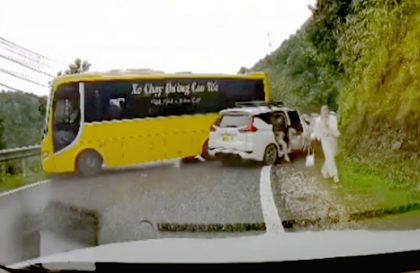 Clip TNGT: Hành khách trên Mitsubishi Xpander chạy tứ tán khi bị xe khách đùa ác