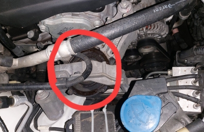 Mazda3 bị rỉ dầu trong khoang máy có sao không?