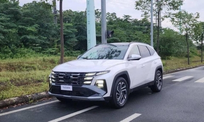 Hyundai Tucson bị cọt kẹt khi lên vỉa hè do vấn đề gì?