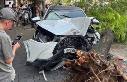 Ảnh TNGT: Toyota Corolla Cross đâm hàng loạt phương tiện giờ cao điểm tại Hà Nội