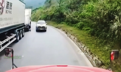 Ý thức Giao thông: Tài xế Toyota Hilux ê mặt vì thói khôn lỏi