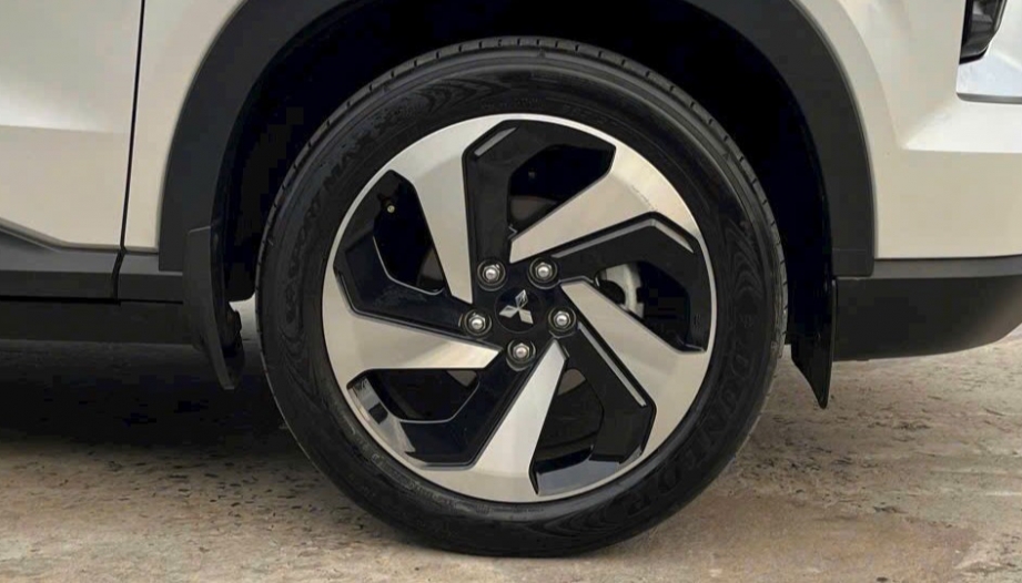 Lốp xe Mitsubishi Xforce thế này là bị sao thế ạ?