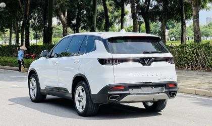 Xử lý tiếng kêu cửa xe VinFast Lux SA thế nào các bác?