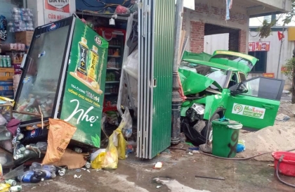 Ảnh TNGT: VinFast VF 5 ôm cột điện ở tốc độ cao, bẹp nát đầu xe bung túi khí