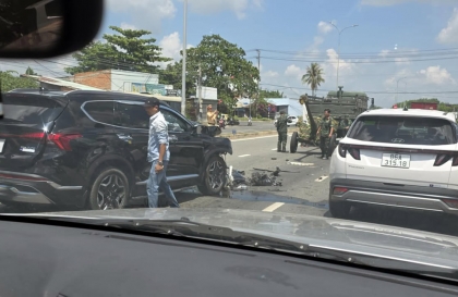 Ảnh TNGT: Tài xế Hyundai Santa Fe lĩnh đủ vì đâm vào xe kéo pháo