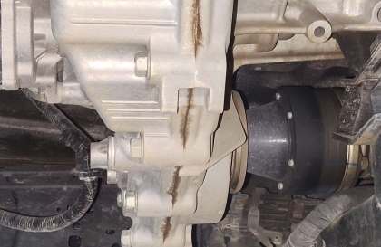 Chỗ hộp số Ford Ranger bị ẩm dầu thế này có sao không?