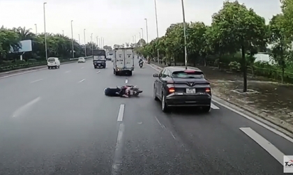 Clip TNGT: VinFast VF 6 nhập làn không quan sát đâm thẳng vào người đi xe máy