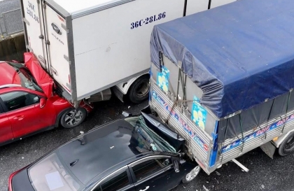 Clip TNGT: Toyota Vios và KIA Seltos rủ nhau đâm xe tải trên cao tốc Bắc Nam, đoạn qua Thanh Hoá