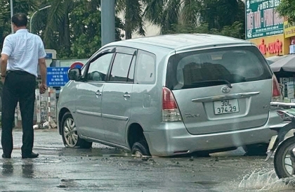 Clip TNGT: Chưa đầy một tháng, lần lượt Honda SH, Toyota Innova cùng sập hầm giữa đường tại Hà Nội