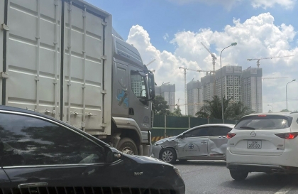 Ảnh TNGT: Đi vào điểm mù xe tải, xe tập lái Toyota Vios bị đâm quay ngang giữa đường