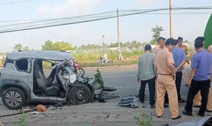 Ảnh TNGT: VinFast VF 3 đâm đuôi xe rác tốc độ cao vào lúc rạng sáng